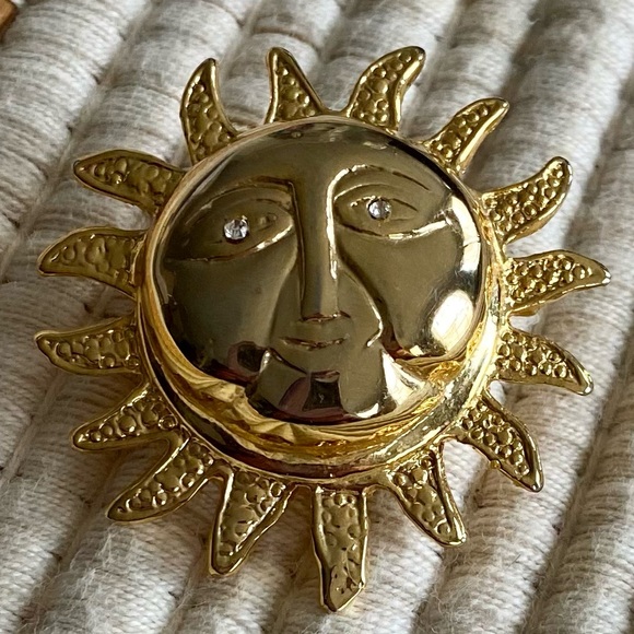 VINTAGE TEXTURED GOLD SUN FACE BROOCH PIN WITH DIAMOND EYES - Picture 5 of 14